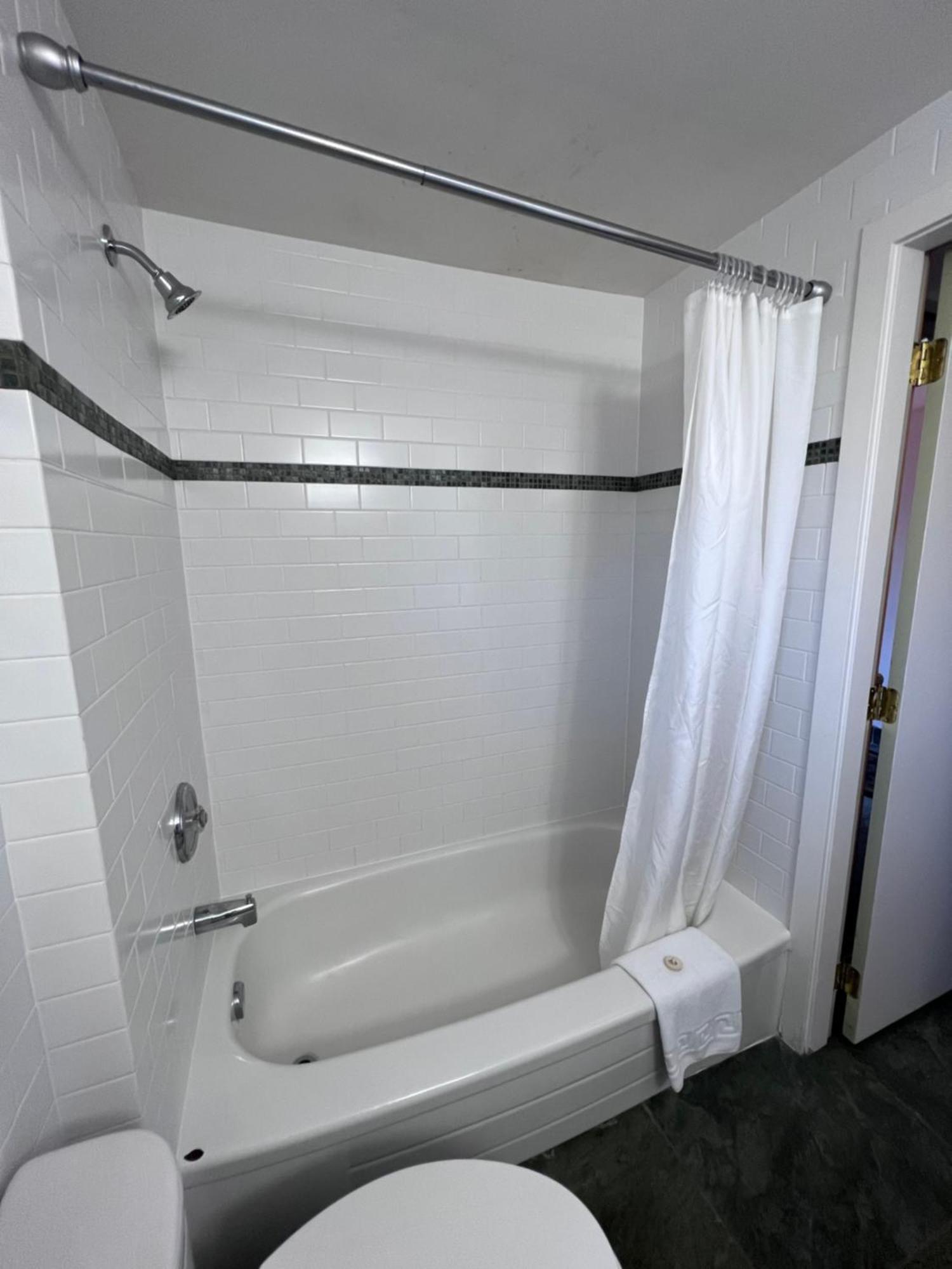 Shorewater Resort Qualicum Beach Bagian luar foto