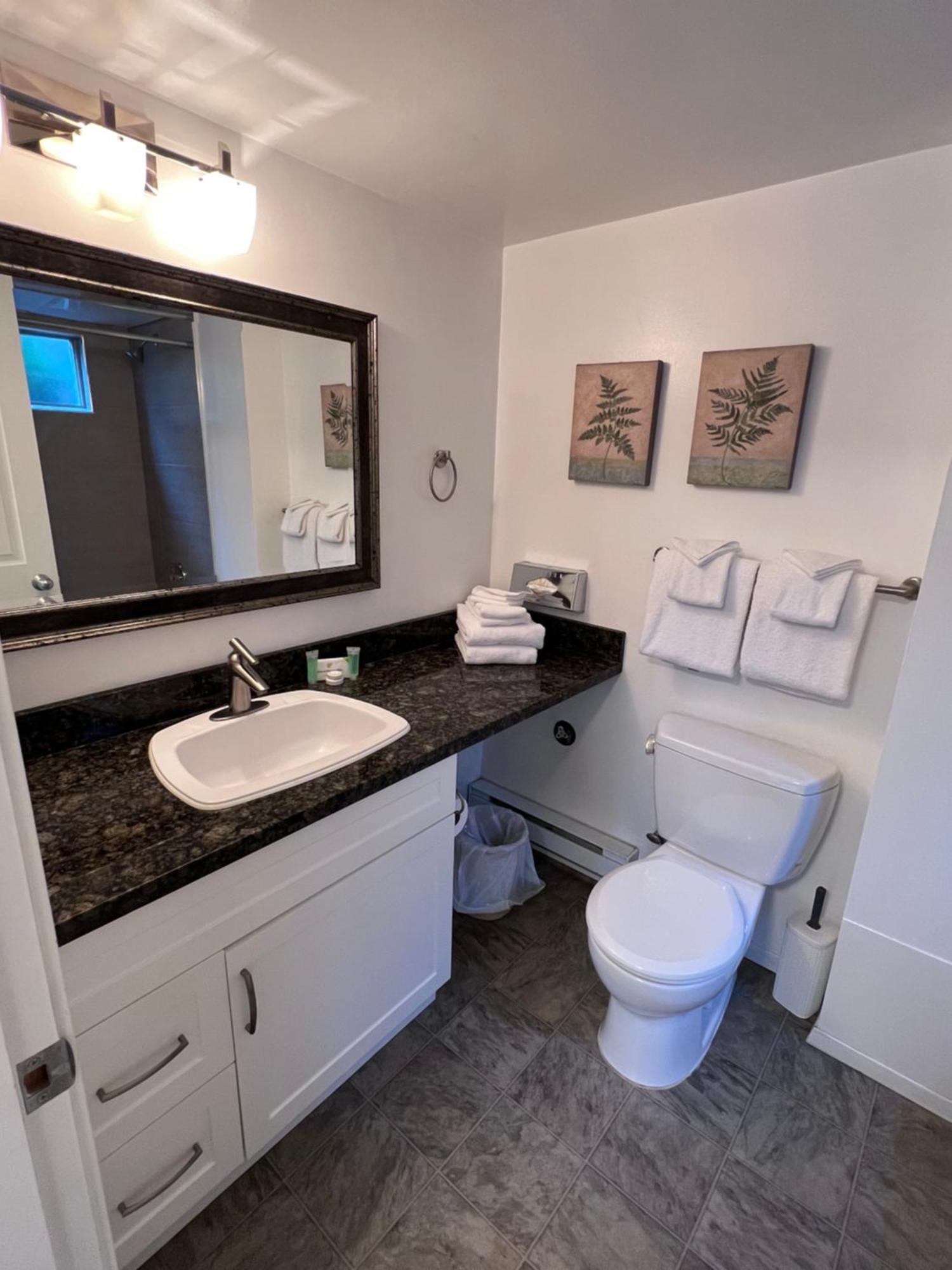 Shorewater Resort Qualicum Beach Bagian luar foto